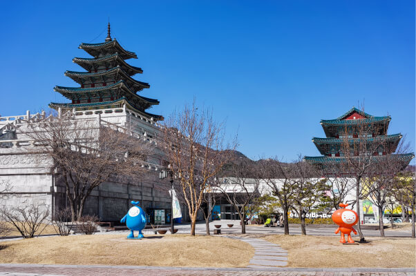 seoul-south-korea-march-11-2016-national-folk-museum-korea-gyeongbokgung-palace-seoul-south-korea-people-street 2 (1)